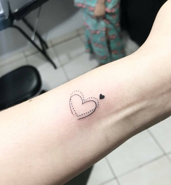 Stylized small heart tattoo on the wrist by tattooist Selmatattoo