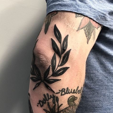 Black wreath tattoo on the knee