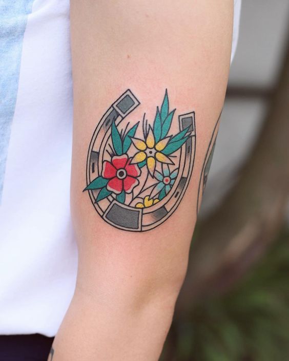 Viel Glück Tattoo mit den Blumen