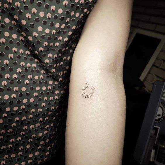 Kleines Hufeisen-Tattoo auf dem Unterarm