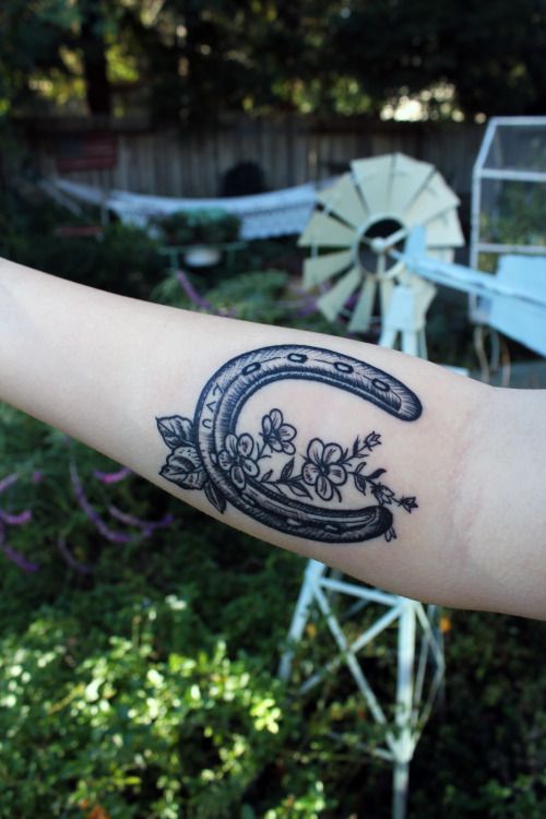 Monochrome tattoo of a horseshoe by courtney o'shea