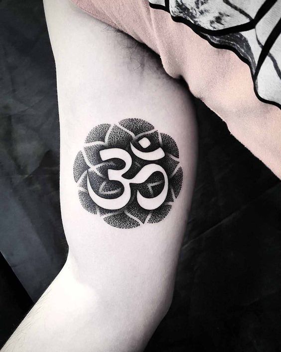 Perfect negative space dotwork om tattoo on the bicep