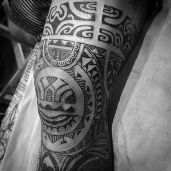 Polynesian tribal tattoo on the left knee