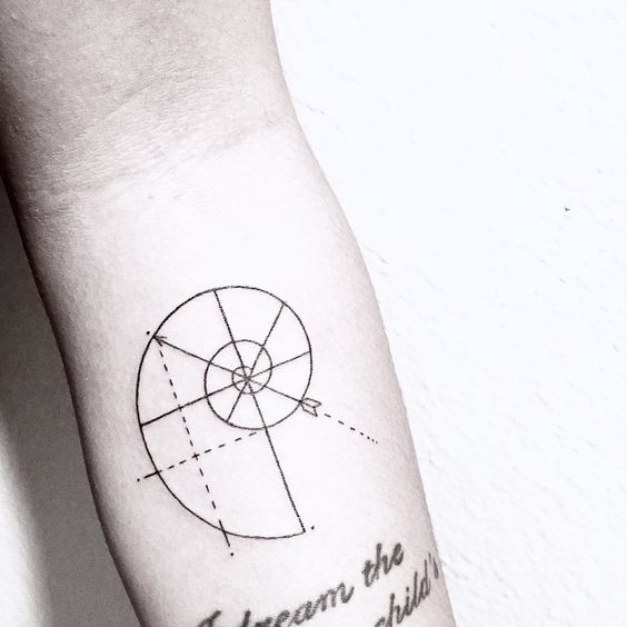 Tattoo of combination of the golden spiral with an arrow