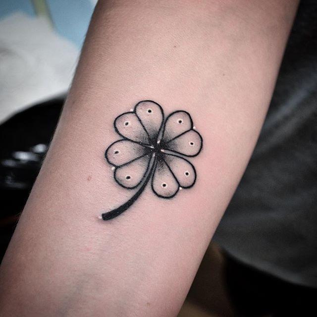 Grayscale clover with black and white dots