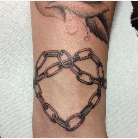 Heartshaped chain tattoo