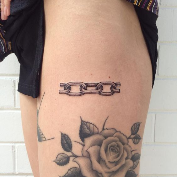Small chain tattoo on the thigh