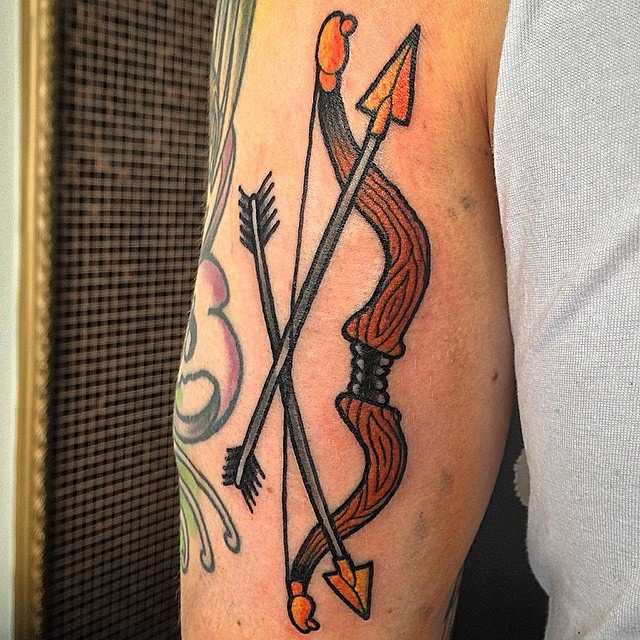 Traditional style, colorful bow on the back of the left upper arm