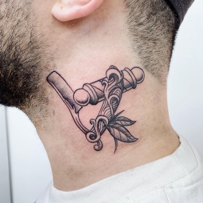 Sraight razor for a barber by @jalapeno.ink